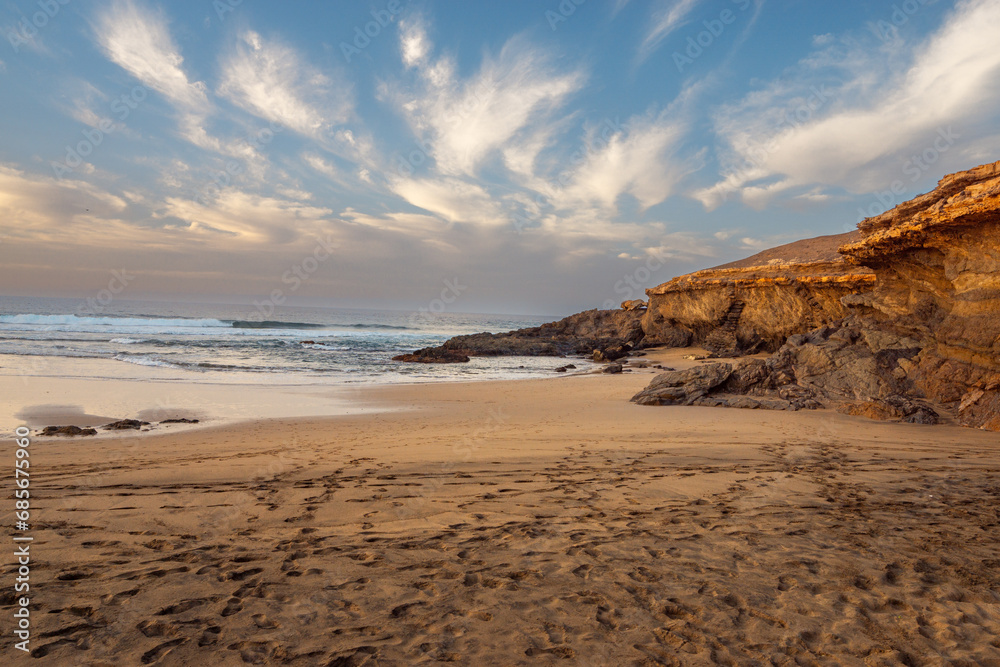 Strand in der Abenddämmerung im Hintergrund Felsen Strand in der Abenddämmerung im Hintergrund Felsen