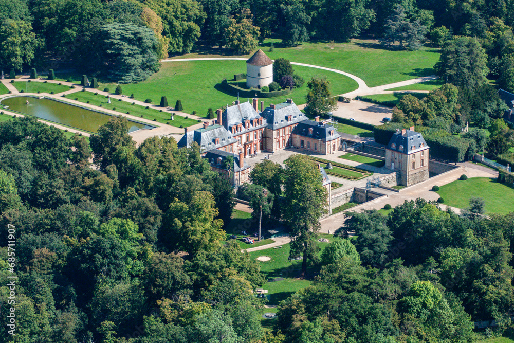 vue aérienne du château des Dampierre dans les Yvelines en France