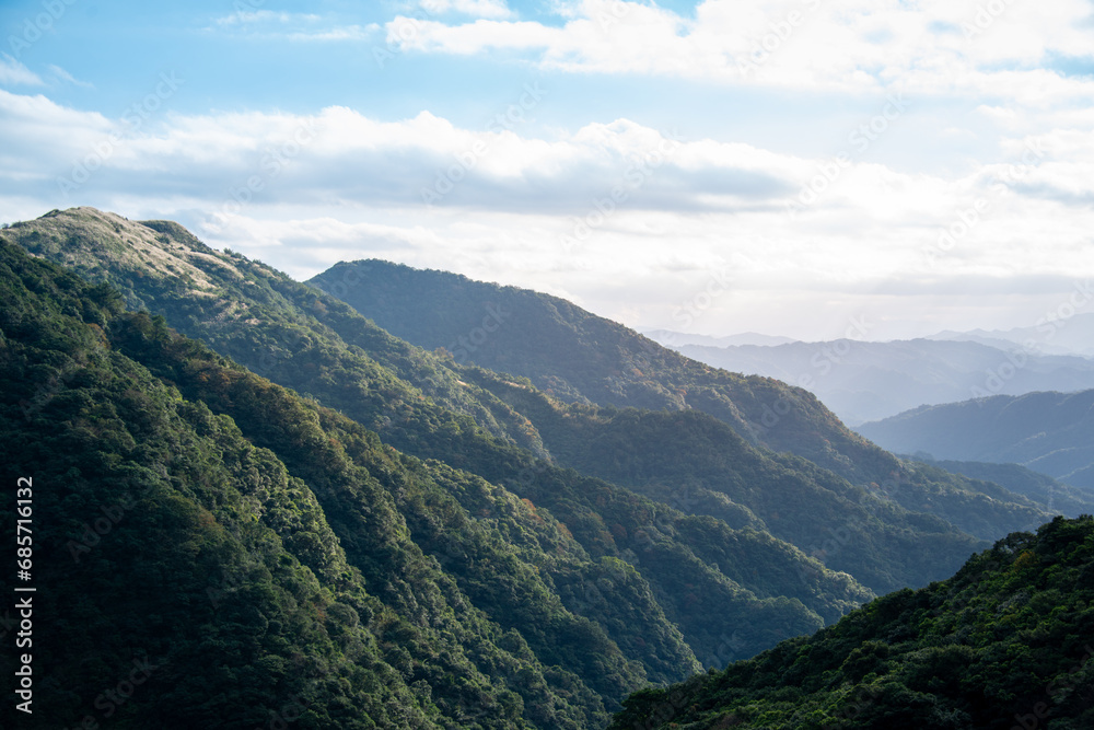 The top of the mountain is covered with white miscanthus flowers. Hiking and climbing in winter to enjoy Taiwan’s natural scenery and fresh air. The top of the mountain is covered with white miscanthus flowers. Hiking and climbing in winter to enjoy Taiwan’s natural scenery and fresh air.