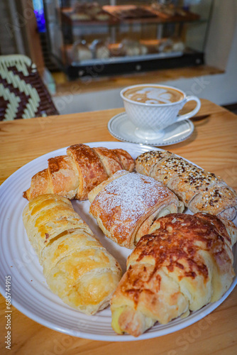 Bandeja de panes franceses Panadería, repostería, Pan Napolitana, croissant, palitos de queso y capuchino con forma de caballo de mar 