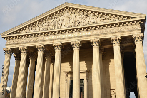 Colonnade de l'église de la Madeleine à Paris. France photo