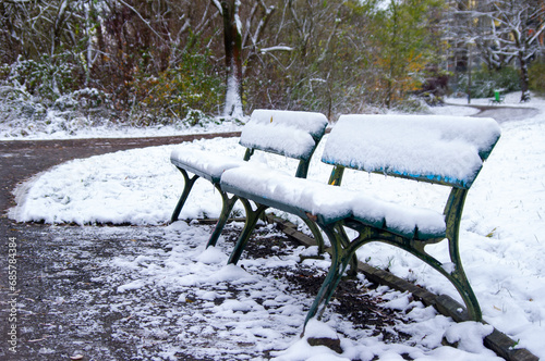 Bank mit Schnee belegt in einem Park