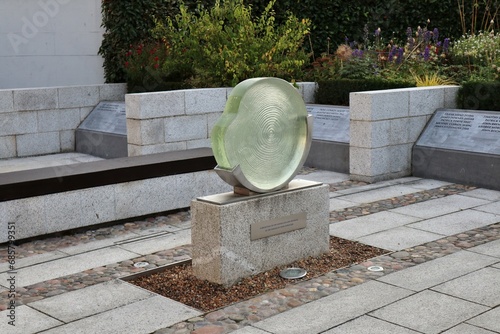 Dublino – Scultura in vetro del Garda Memorial nel Dubh Linn Garden photo