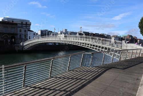 Dublino - Ponte pedonale ottocentesco Ha'penny Bridge da Liffey Boardwalk photo