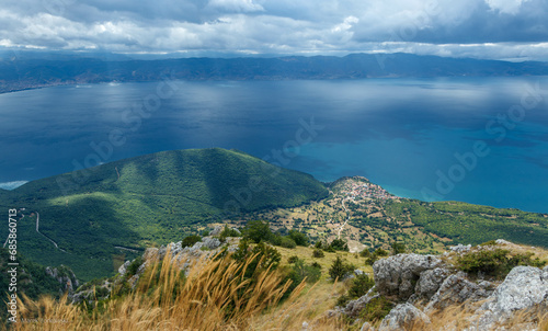 Widok na jezioro Ohrydzkie z góry 
