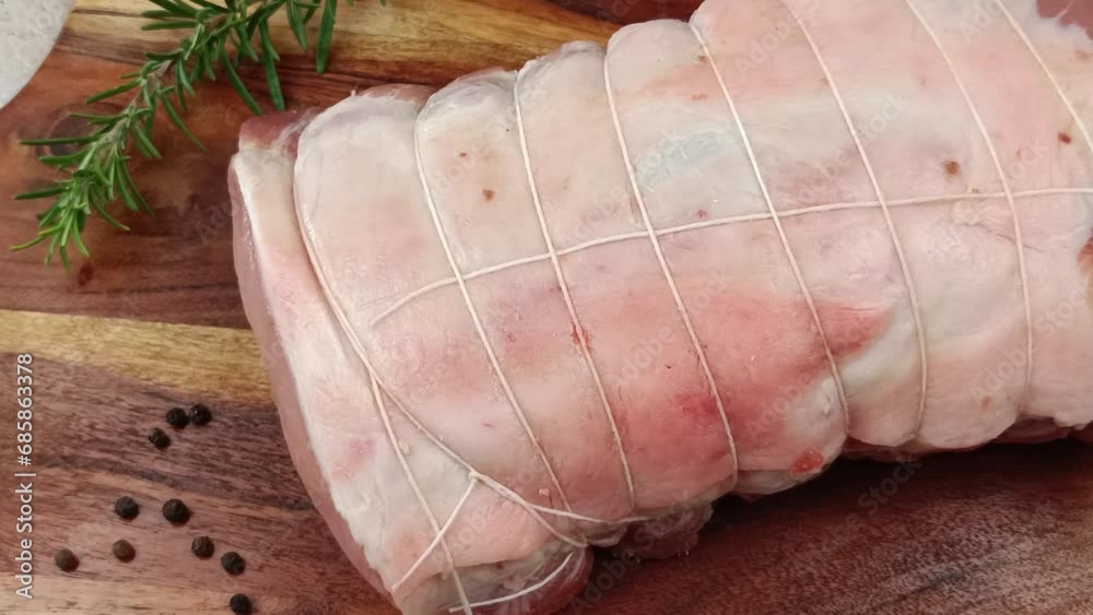 rôti de porc, en gros plan, sur une planche à découper