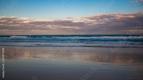 nuvens e as ondas e o  p  r-do-sol da  Praia do Santinho Florian  polis Brasil
