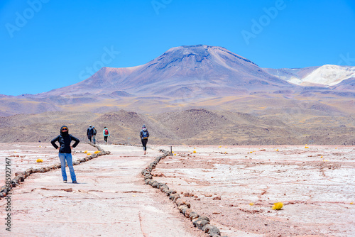 Piedras Rojas também conhecida como Salar de Aguas Calientes ou Salar de Talar, Piedras Rojas é uma lagoa como poucas no mundo a 4.200 metros sobre o nível do mar.