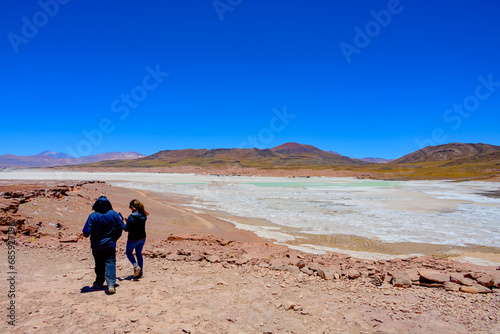 Piedras Rojas também conhecida como Salar de Aguas Calientes ou Salar de Talar, Piedras Rojas é uma lagoa como poucas no mundo a 4.200 metros sobre o nível do mar.