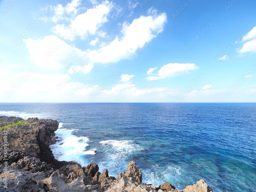 高台から見おろす沖縄の海