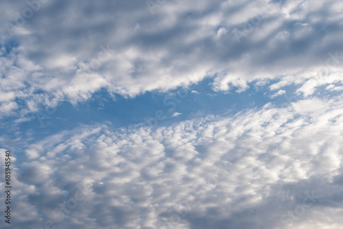 Quadro su tela Ciel sombre juste avant le coucher du soleil, avec nuages moutonneux