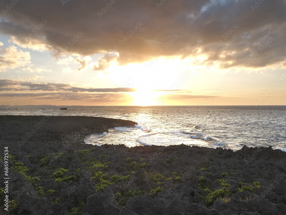 水平線に沈みゆく太陽