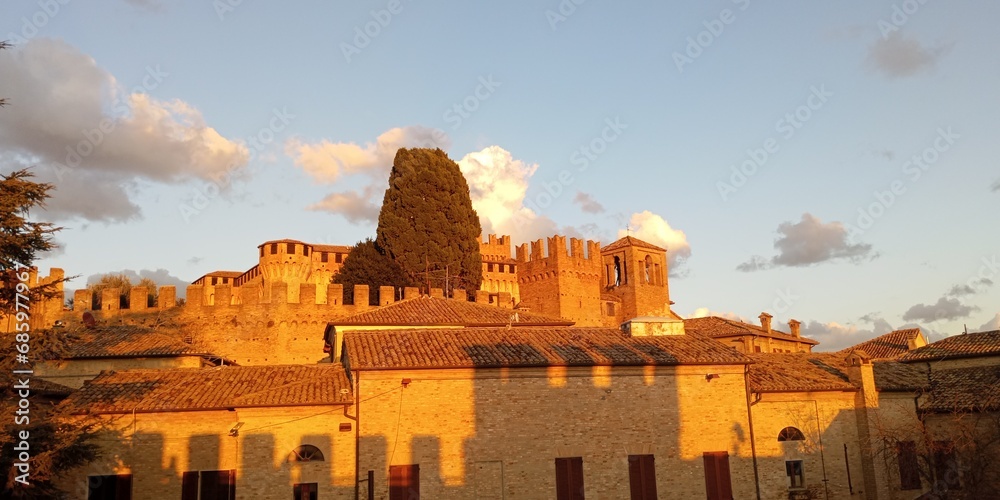 Fototapeta premium Borgo e castello medievale di Gradara. Provincia di Pesaro Urbino. Marche, Italia
