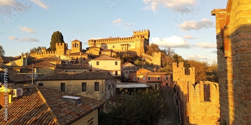 Borgo e castello medievale di Gradara. Provincia di Pesaro Urbino. Marche, Italia photo