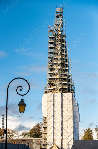 Restauration du clocher d'une église. Echafaudage imposant. Collégiale d'Auffay (76) photo