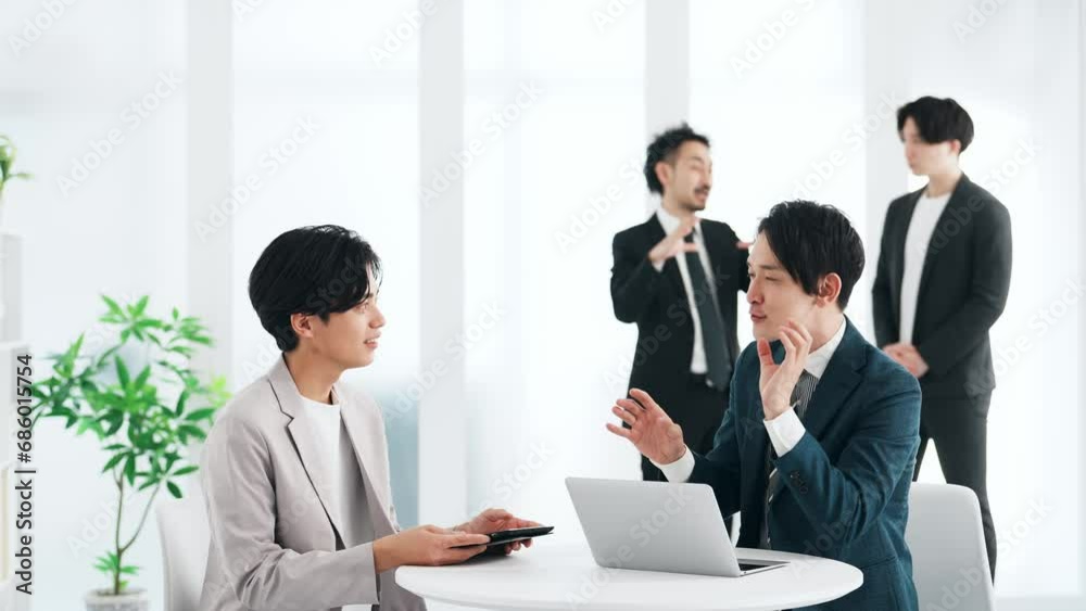 オフィスで会話するビジネスマン オフィスで会話するビジネスマン