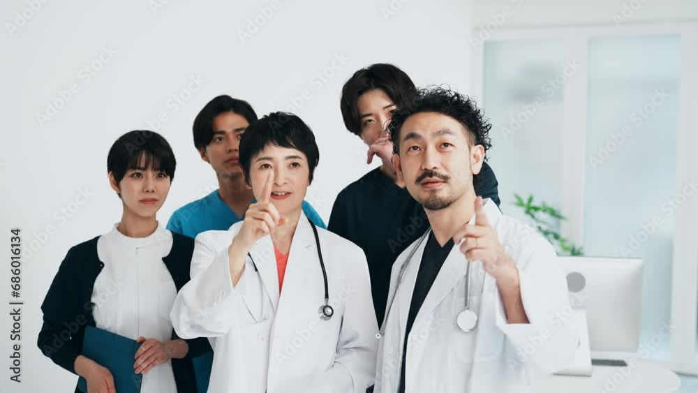 画面を見て話す医療従事者のグループ 医師 看護師 画面を見て話す医療従事者のグループ 医師 看護師
