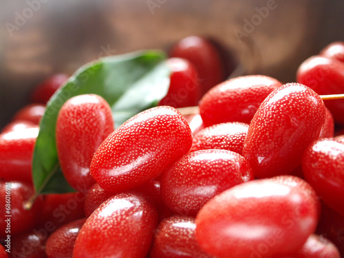 真っ赤に熟れた美味しそうなグミの実