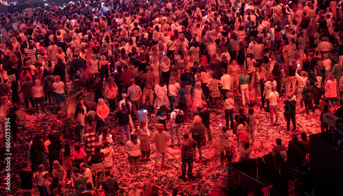 Fotografía crowd of people at a concert in a huge concert hall