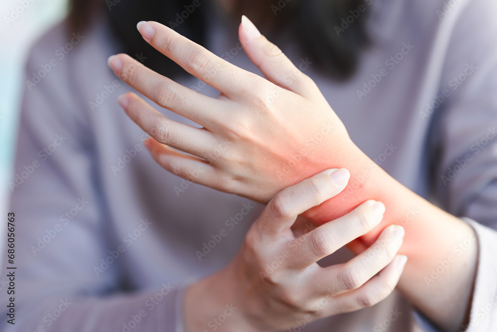 Women's wrist pain from using the hands to work repetitively for a long time or from general diseases of the body such as diabetes, thyroid gland, tumors around the wrist. Women's wrist pain from using the hands to work repetitively for a long time or from general diseases of the body such as diabetes, thyroid gland, tumors around the wrist.