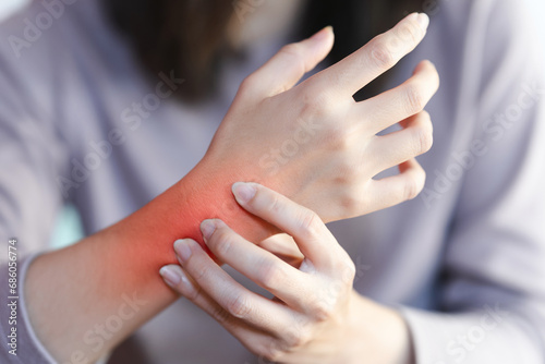 Women's wrist pain from using the hands to work repetitively for a long time or from general diseases of the body such as diabetes, thyroid gland, tumors around the wrist. © Oporty786