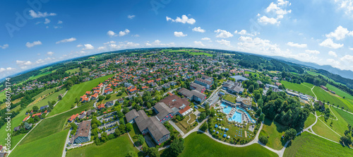 Panoramablick auf Bad Endorf im Chiemgau in Oberbayern 