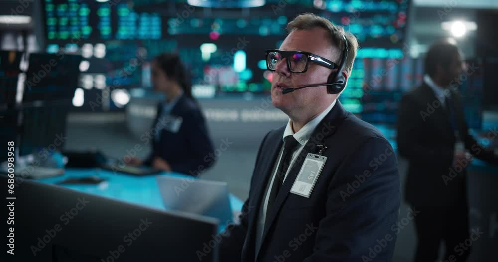 Team of Investment Traders Working on Computers and Having Conversations About Finance, Business, Trading. Focus Switching Between Colleagues of a Stock Exchange Agency. Cinematic Handheld Footage Team of Investment Traders Working on Computers and Having Conversations About Finance, Business, Trading. Focus Switching Between Colleagues of a Stock Exchange Agency. Cinematic Handheld Footage