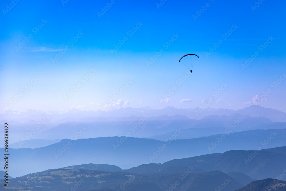 Gleitschirmflieger über den Alpen in den Dolomiten, Südtirol Gleitschirmflieger über den Alpen in den Dolomiten, Südtirol