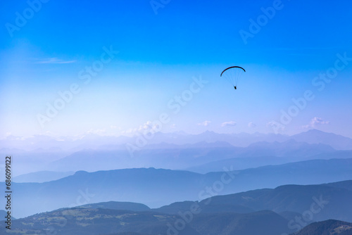 Gleitschirmflieger   ber den Alpen in den Dolomiten  S  dtirol