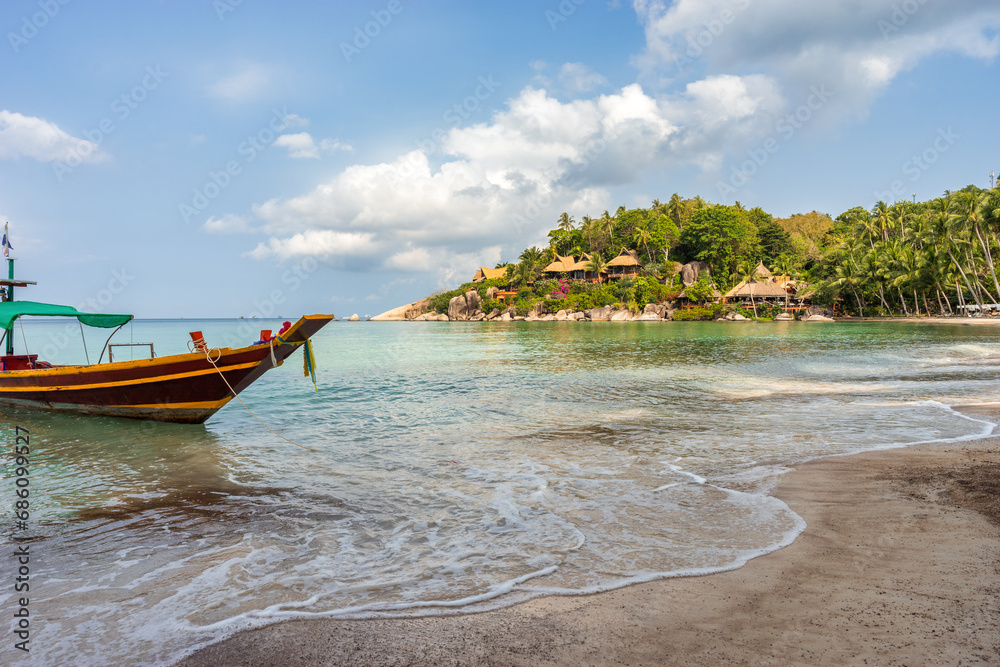 Obraz premium Boat on empty calm sandy tropical Sairee beach in the morning on Koh Tao island in Thailand. Picturesque peaceful calmness coastline