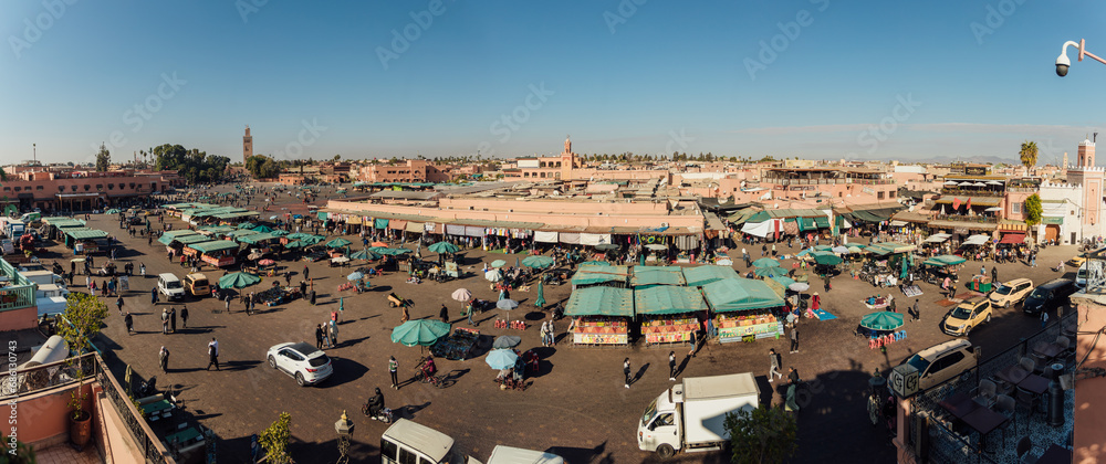 Fototapeta premium Crowd of tourists visiting city market