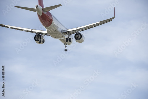 Fototapeta Naklejka Na Ścianę i Meble -  An Airbus approaching the runway to land