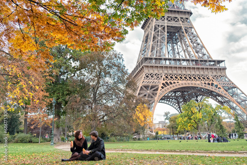 Obraz na płótnie Couple having romantic picnic on Champ de Mars in view of Eiffel Tower w salonie