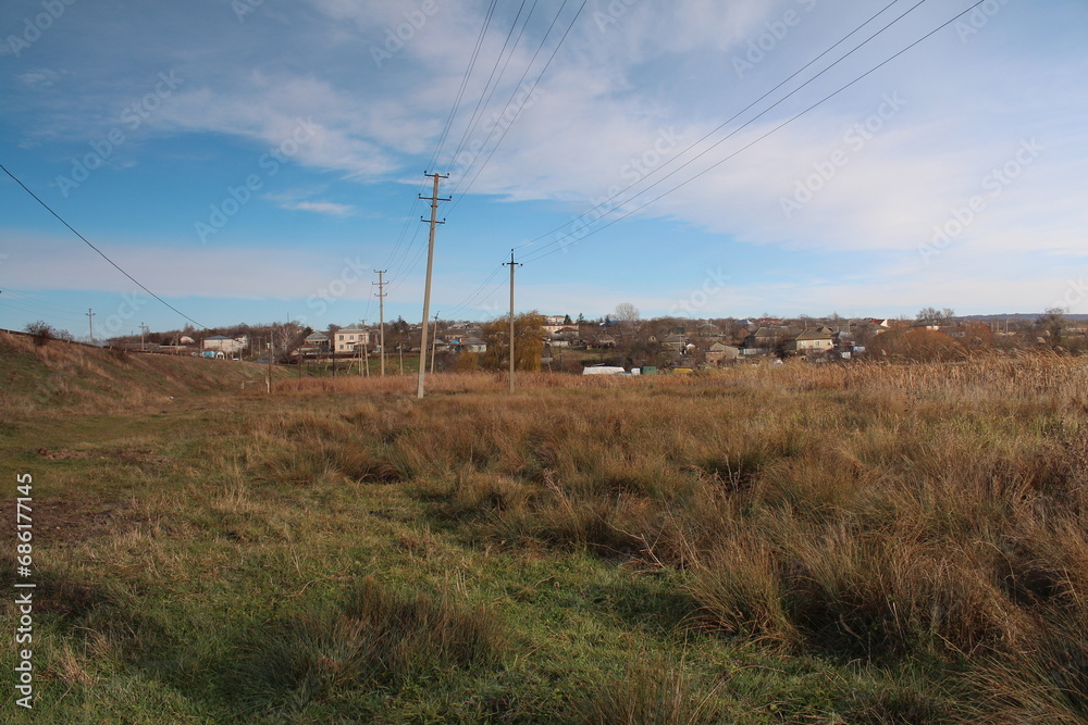 Obraz premium A grassy field with power lines