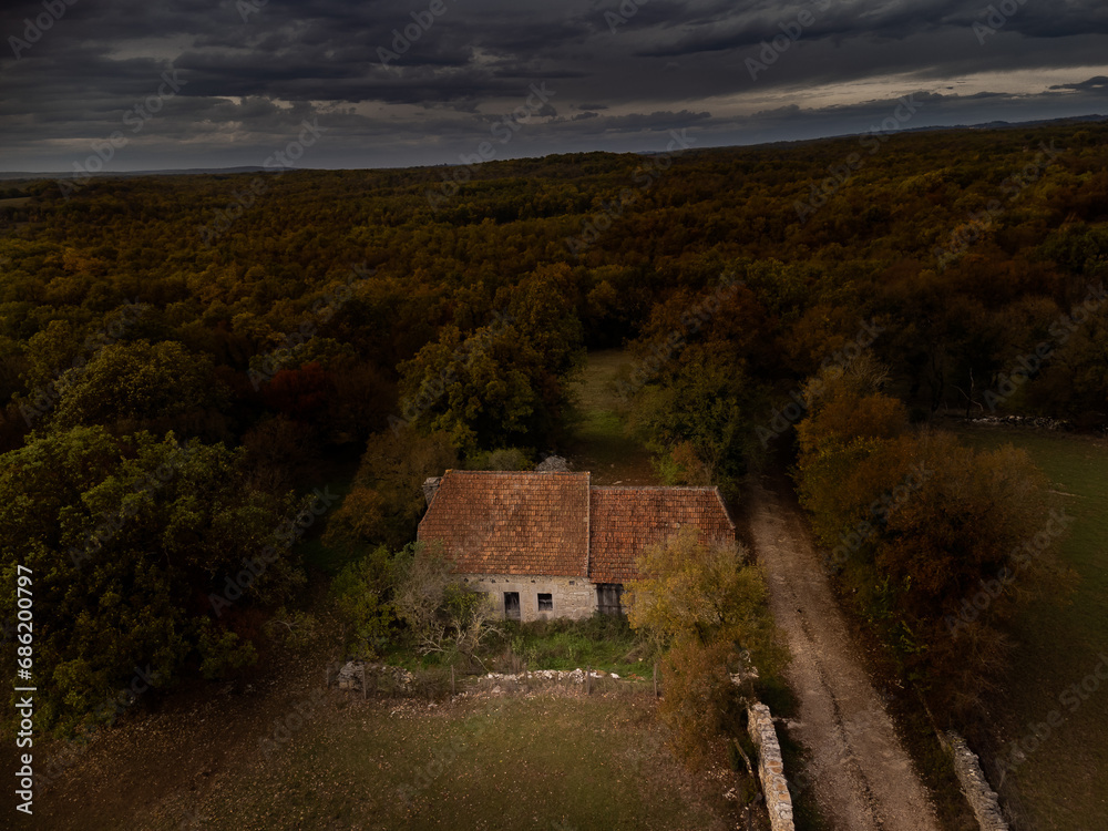 Maison dans la forêt en pierre