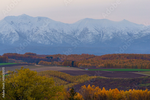 紅葉のカラマツと十勝連邦 美瑛晩秋の絶景