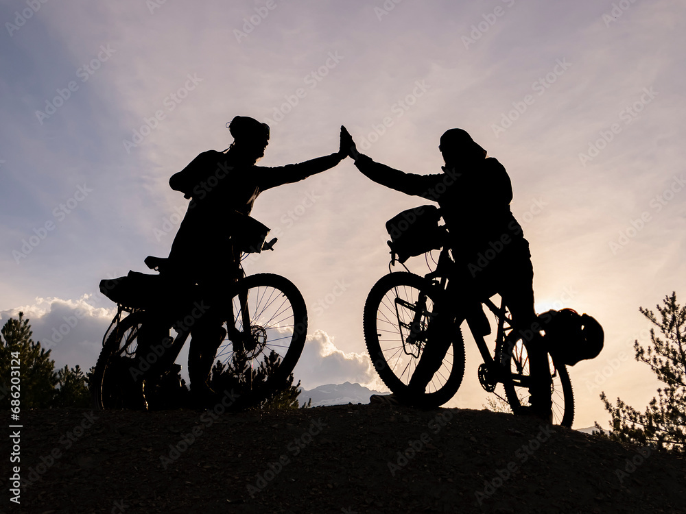 Obraz premium Cycle travelers' peak achievements and wonderful memories