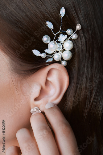 Wedding accessory hair jewelry for the bride's hair
