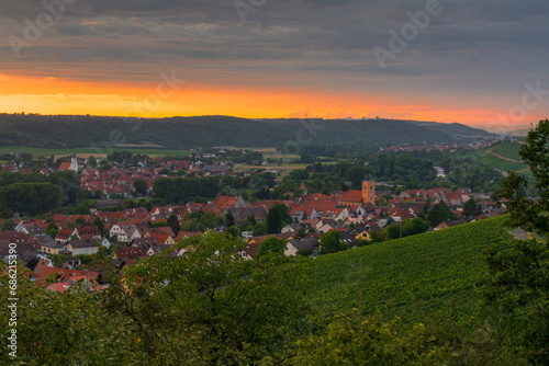 Abendstimmung   ber Sommerhausen am Main und seinen Weinbergen  Landkreis W  rzburg  Franken  Unterfranken  Bayern  Deutschland