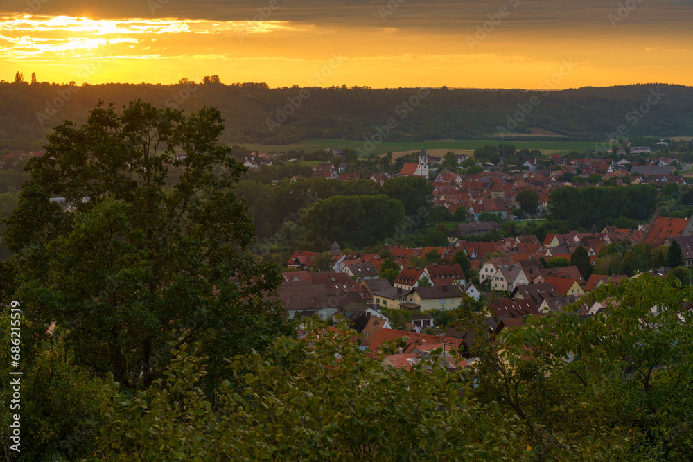 Abendstimmung über Sommerhausen am Main und seinen Weinbergen, Landkreis Würzburg, Franken, Unterfranken, Bayern, Deutschland