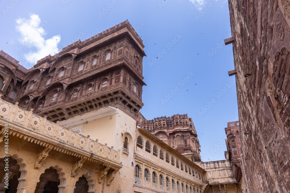 Obraz premium Architecture view of Mehrangarh Fort with Jodhpur city scape during a daytime. A UNESCO World heritage site in jodhpur.