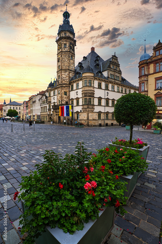 Fototapeta premium Das Rathaus am Markt in der historische Altstadt der Skatstadt Altenburg, Thüringen, Deutschland