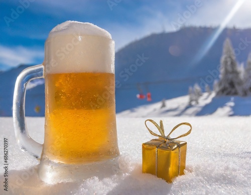 Une chope de bière très fraiche au premier plan d'une piste de ski enneigée et un joli petit cadeau doré