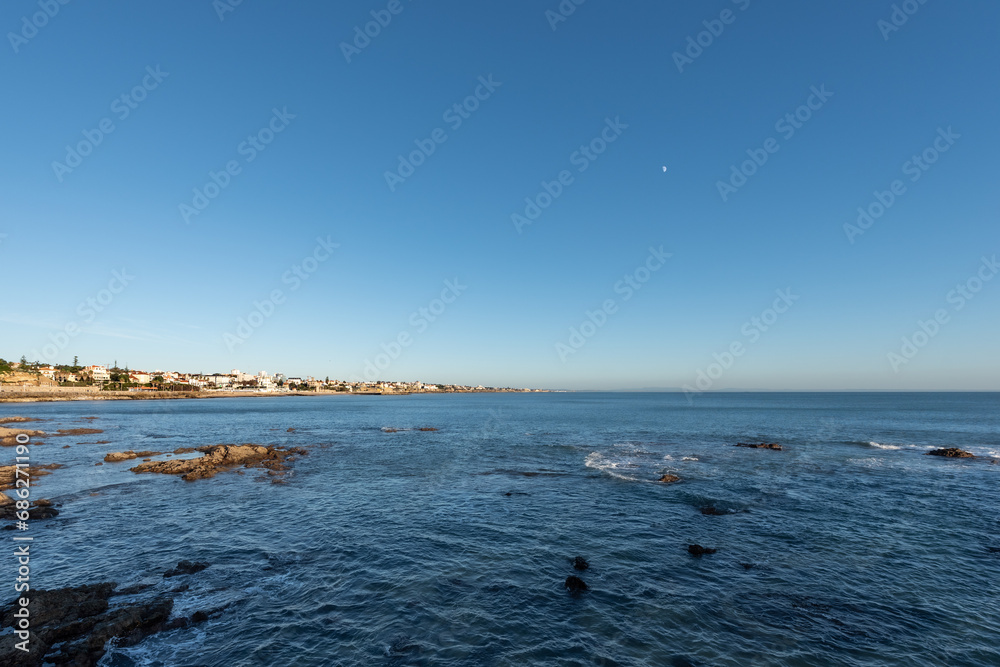 Obraz premium Panoramic view of Cascais bayfront with calm seas and half-moon