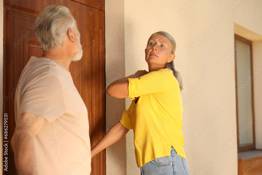 Obraz premium Emotional neighbours having argument near house outdoors