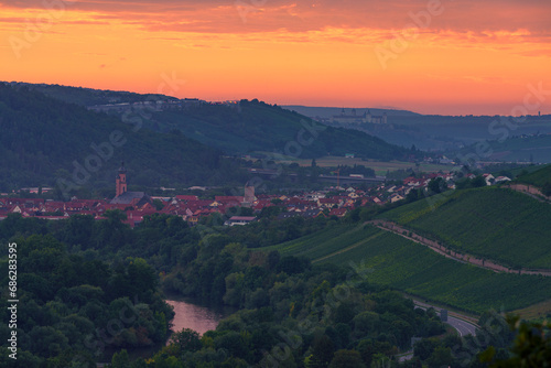 Abendstimmung über Sommerhausen am Main und seinen Weinbergen, Landkreis Würzburg, Franken, Unterfranken, Bayern, Deutschland