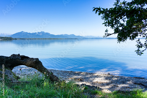 Schöne Aussicht am Chiemsee In Bayern mit Blick auf See und Alpen