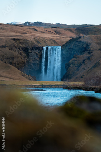 Skogafoss Wasserfall auf Island mit Flusslauf in den Bergen.