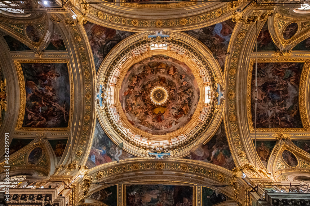 Kirchen in goldenem Licht mit schönen Kuppen und eindrucksvoller Architektur