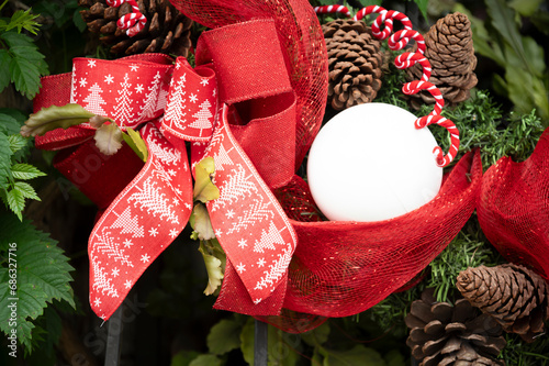 Girlanda com enfeites e fita branca e vermelha para decoração de natal photo